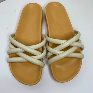 J Crew Pacific Fresh Cream Cushy Slip On Sandals Strappy Size 8.5 Women’s